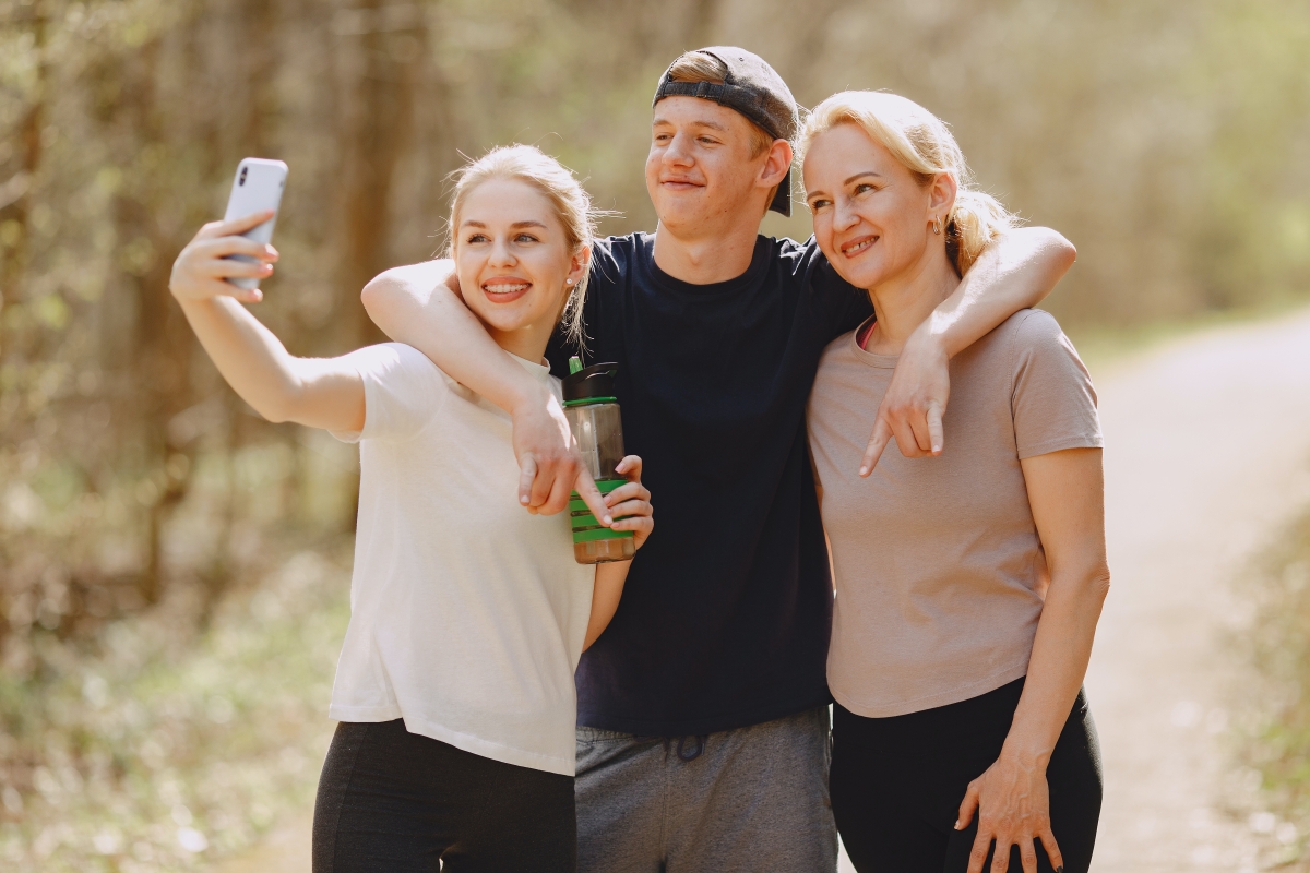 Sports family standing in a summer forest Precio alquiler autocaravanas 4 plazas