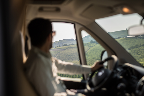 hombre conduciendo_rutas en autocaravana por españa_Autocaravanes Carreras rutas en autocaravana por españa