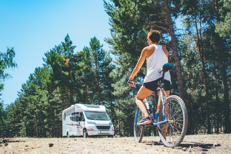 Motor home and girl with bicycle es seguro dormir en autocaravana