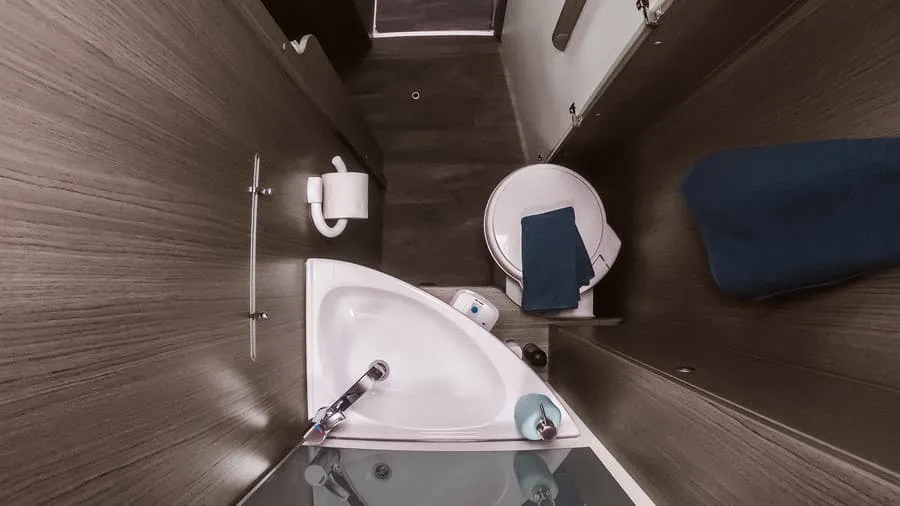 Autocaravana Carado T447 de alquiler: baño