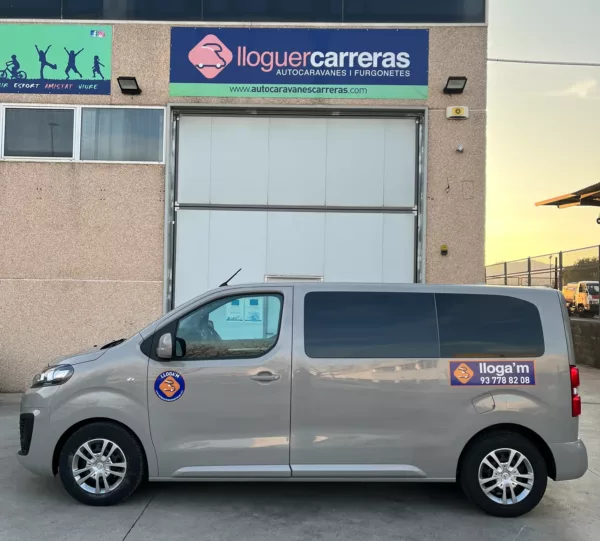 Furgoneta Citroën SpaceTourer de 9 plazas delante de las instalaciones de Autocaravanes Carreras en Piera