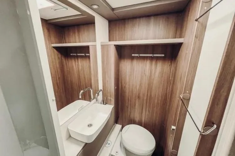 autocaravana de alquiler carado A464 interior autocaravana bano