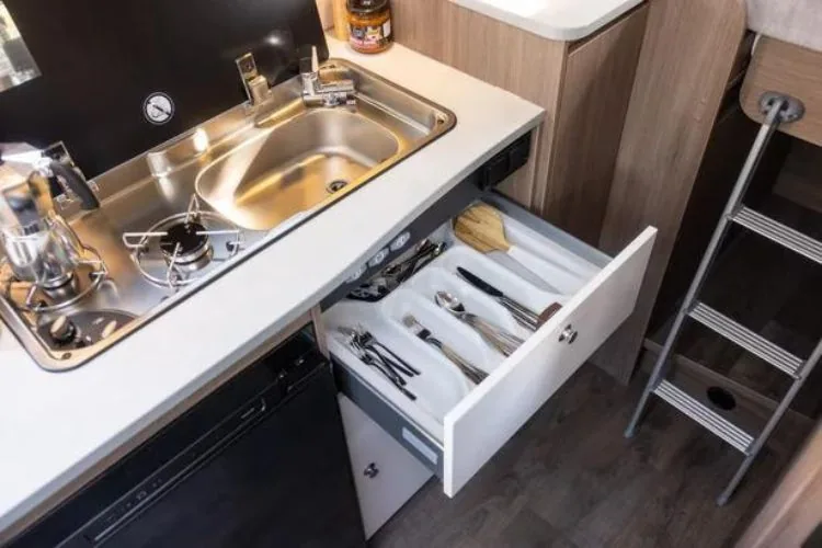 autocaravana de alquiler carado A464 interior autocaravana cocina cajones