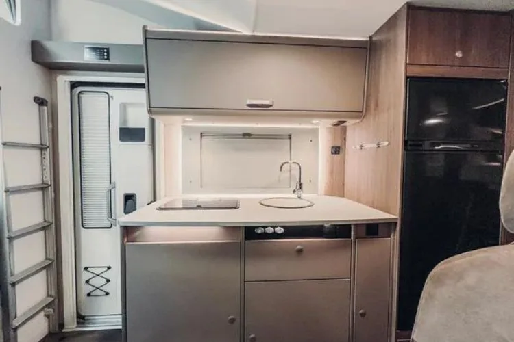 autocaravana de alquiler carado A464 interior autocaravana cocina