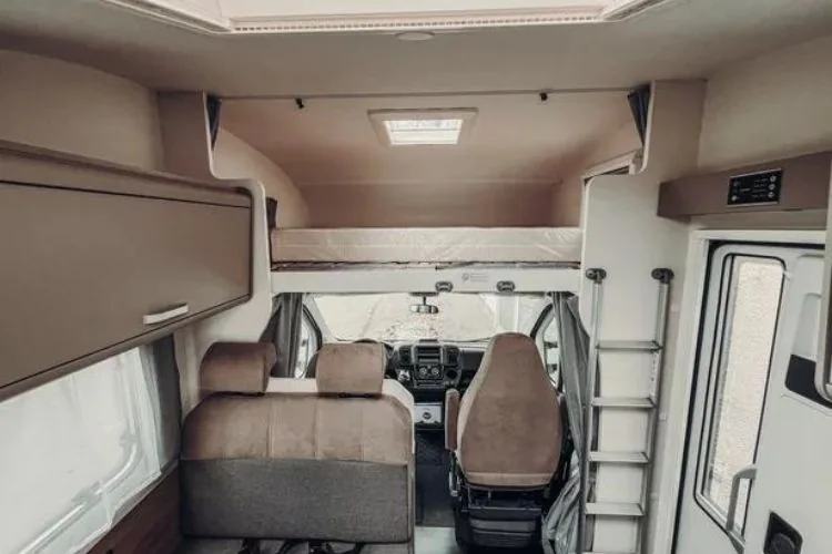 autocaravana de alquiler carado A464 interior autocaravana frontal