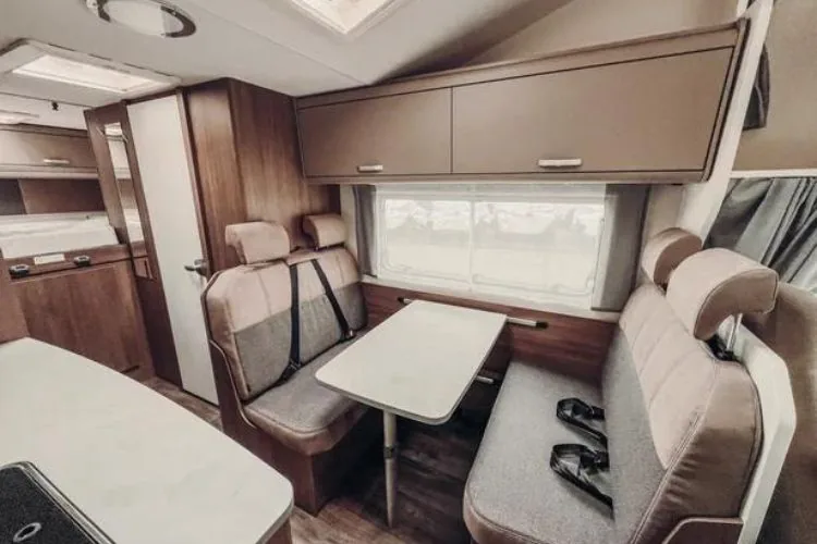 autocaravana de alquiler carado A464 interior autocaravana mesa