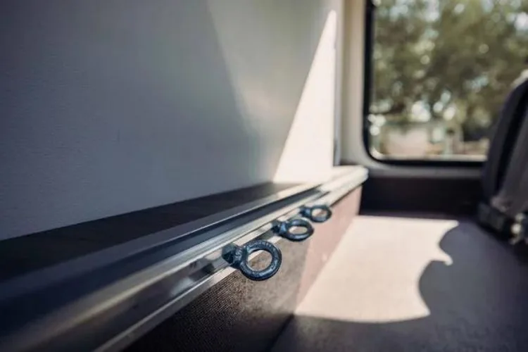 autocaravana de alquiler carado A464 interior autocaravana sujeciones