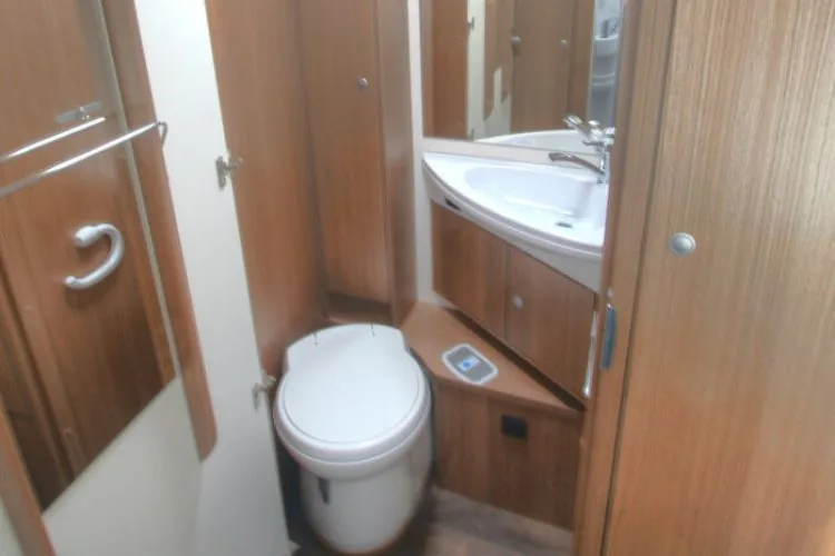 autocaravana de alquiler carado T334 interior autocaravana bano