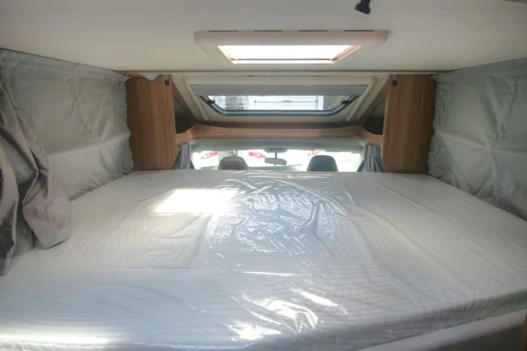 autocaravana de alquiler carado T334 interior autocaravana cama 2