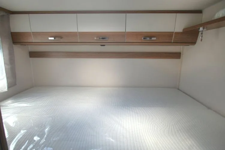 autocaravana de alquiler carado T334 interior autocaravana cama