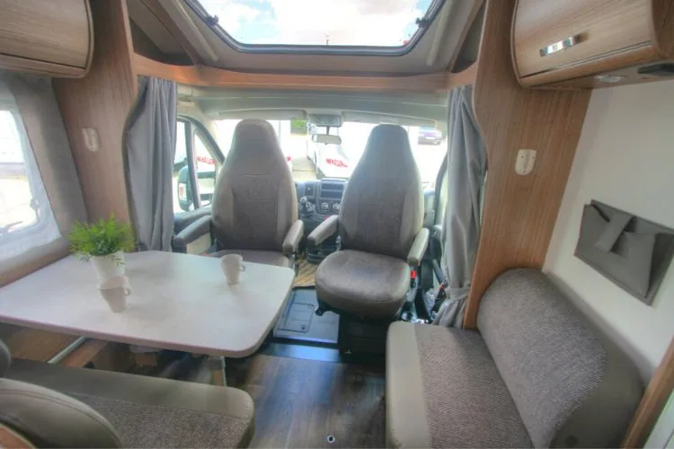 autocaravana de alquiler carado T334 interior autocaravana mesa