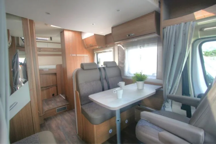 autocaravana de alquiler carado T334 interior autocaravana mesa