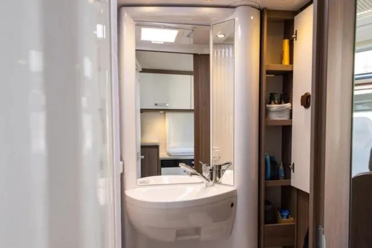 autocaravana de alquiler carado v337 interior bano