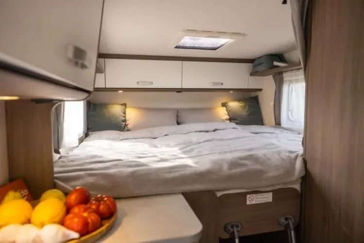 autocaravana de alquiler carado v337 interior camas