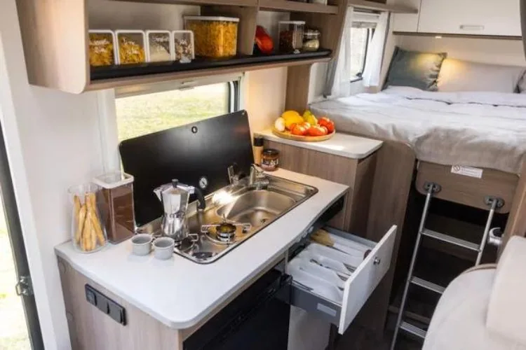autocaravana de alquiler carado v337 interior cocina 2 1