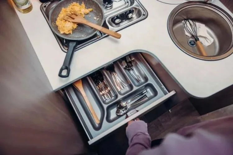 autocaravana de alquiler carado v337 interior cocina