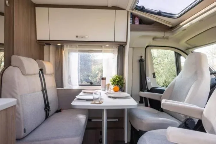 autocaravana de alquiler carado v337 interior mesa