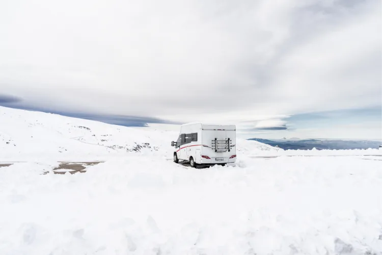 viajar en autocaravana en la nieve