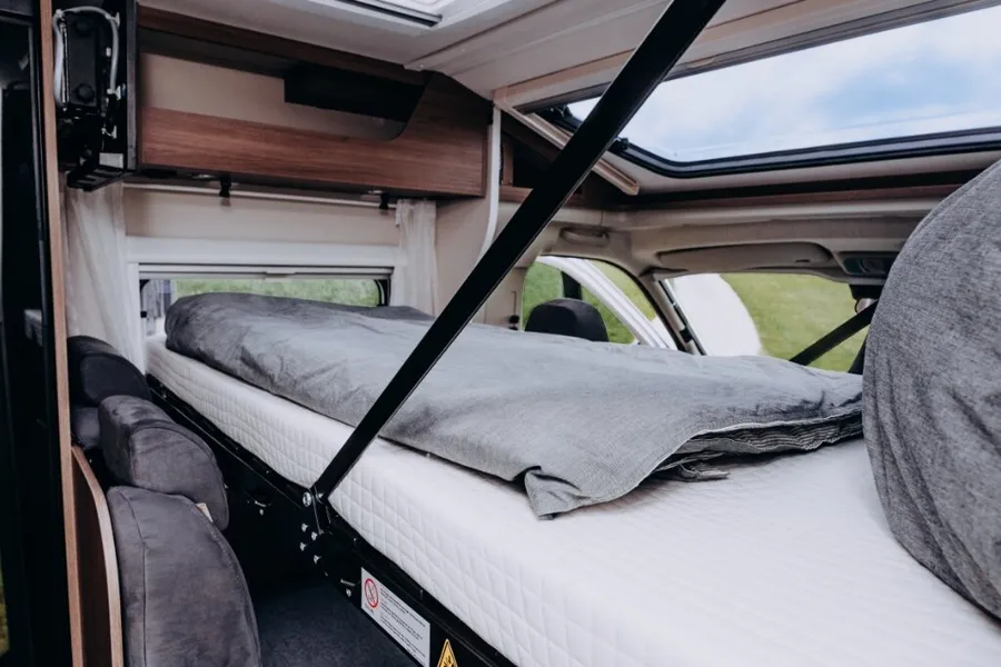 Autocaravana Carado V347 de alquiler: cama basculante
