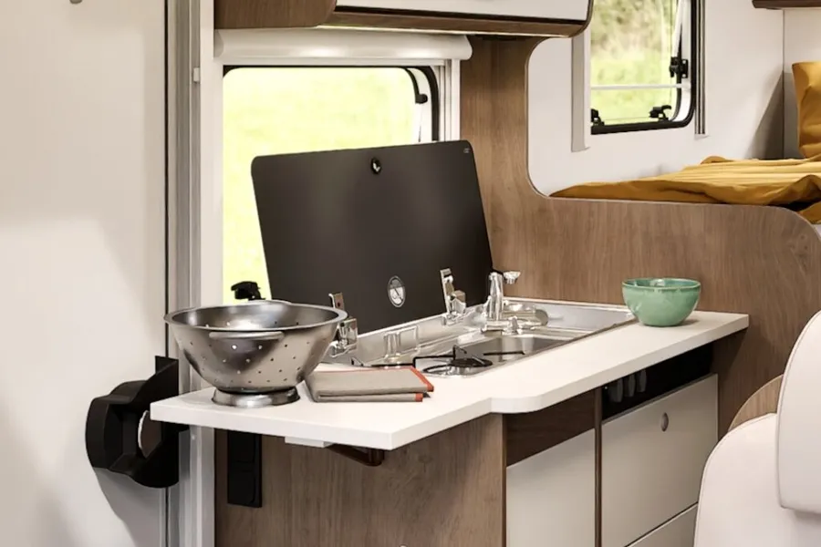 Autocaravana Carado V347 de alquiler: cocina y nevera