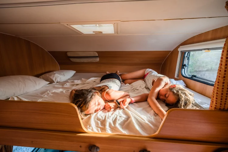 viajar en familia autocaravana pequena 4 plazas